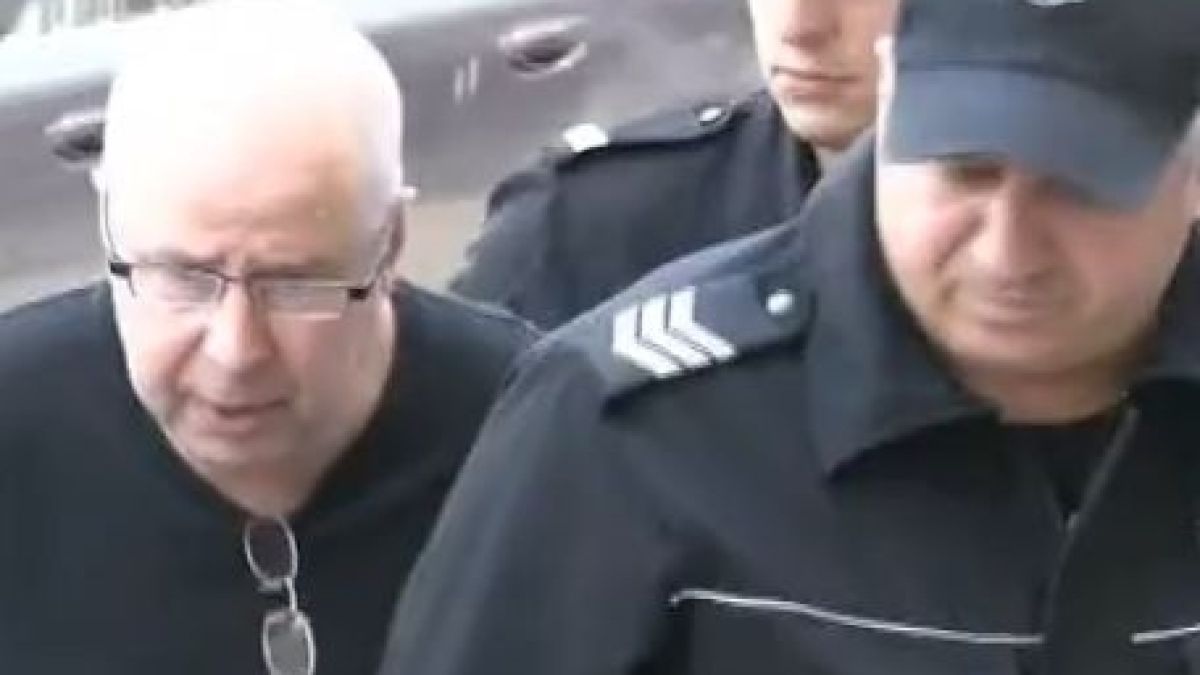 Темида подхваща наглия швед Ралф, ритнал камериерка на Слънчака