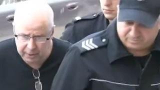 Темида подхваща наглия швед Ралф, ритнал камериерка на Слънчака