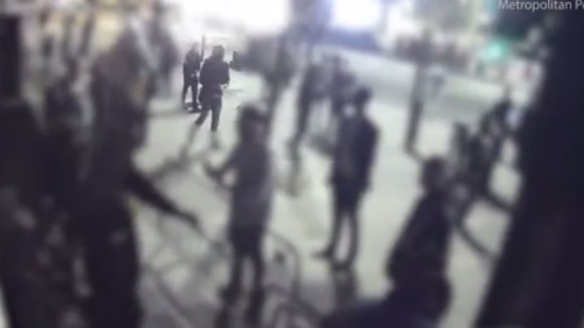 Шокиращ момент! Мъж със светла черна кожа от Близкия изток залива спокойно с киселина своя жертва след скандал в бар (ВИДЕО)