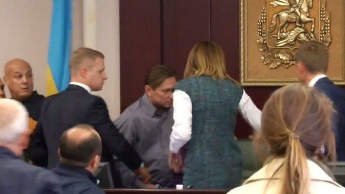 Екшън и хаос в Киевския парламент! Депутати си спретнаха свиреп бой при обсъждането на бюджета (СНИМКИ/ВИДЕО 18+) 