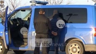 Зрелищен арест край гарата в Пловдив, полицаи с качулки тарашат колата на закопчаните 