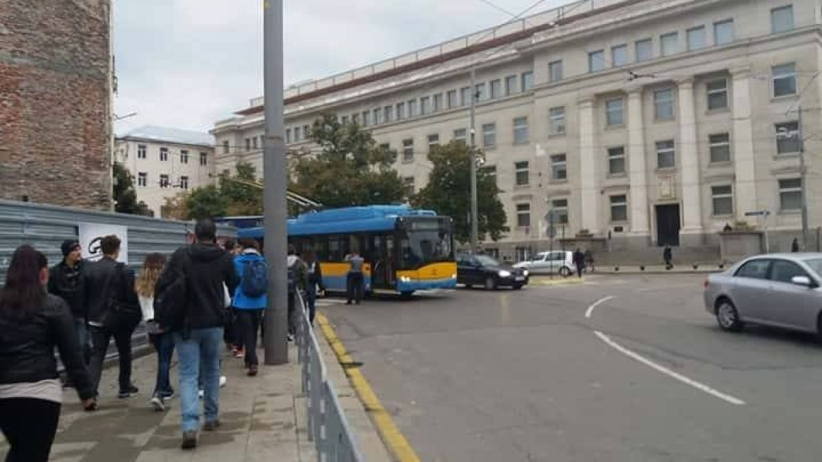 От последните минути! Изплашена пътничка до БЛИЦ: Тузарско БМВ се нацепи в тролея, в който пътувам! (СНИМКИ)