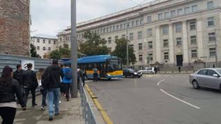 От последните минути! Изплашена пътничка до БЛИЦ: Тузарско БМВ се нацепи в тролея, в който пътувам! (СНИМКИ)