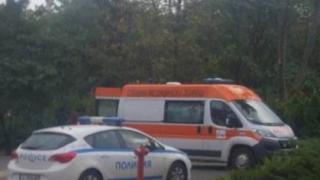 Ужас в Бургас! Млад мъж се свлече на земята, фучат полиция и линейка (СНИМКА)