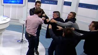 Косовски депутати се изпопребиха в ефир (ВИДЕО)