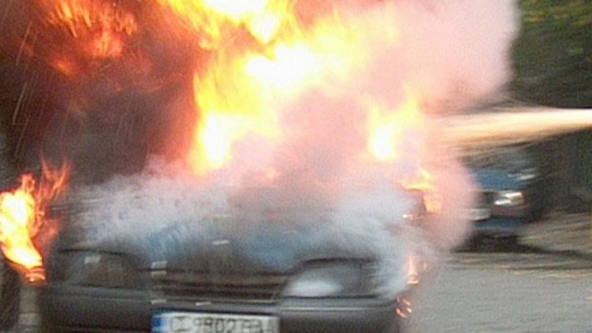 Извънредно и първо в БЛИЦ! Кола гори на паркинг в София, вътре има човек