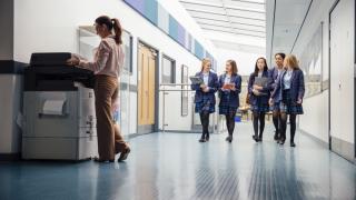 Той е! Охранител дебне момичета край пловдивско училище СНИМКИ