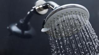 Всички правим това под душа, а то ни сбръчква преждевременно