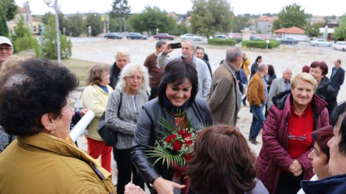 Нинова възропта във Вълчи дол: Има две Българии - на Бойко Борисов и на Илияна от село Стефан Караджа (СНИМКИ)