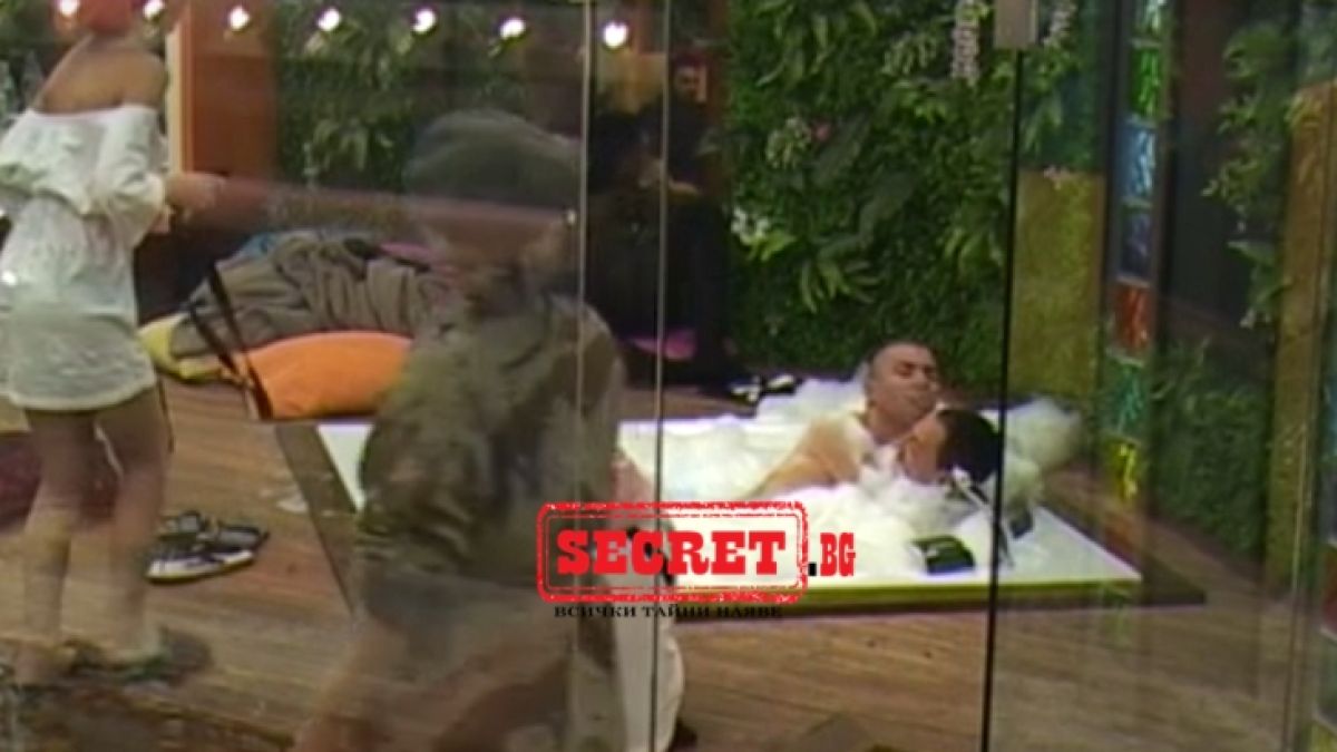 Гей любов във "ВИП Брадър"! Цуни и Даниел Петканов се награбиха голи! (СНИМКА)