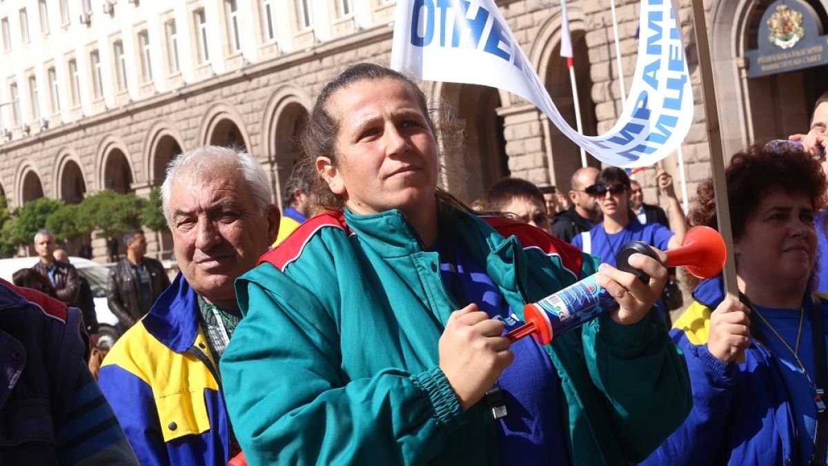Татяна Дончева се прегърна с Румен Петков на агитпротеста в защита на скандалния бос Емилиян Гебрев и фабриката му "Емко" (СНИМКИ/ВИДЕО)