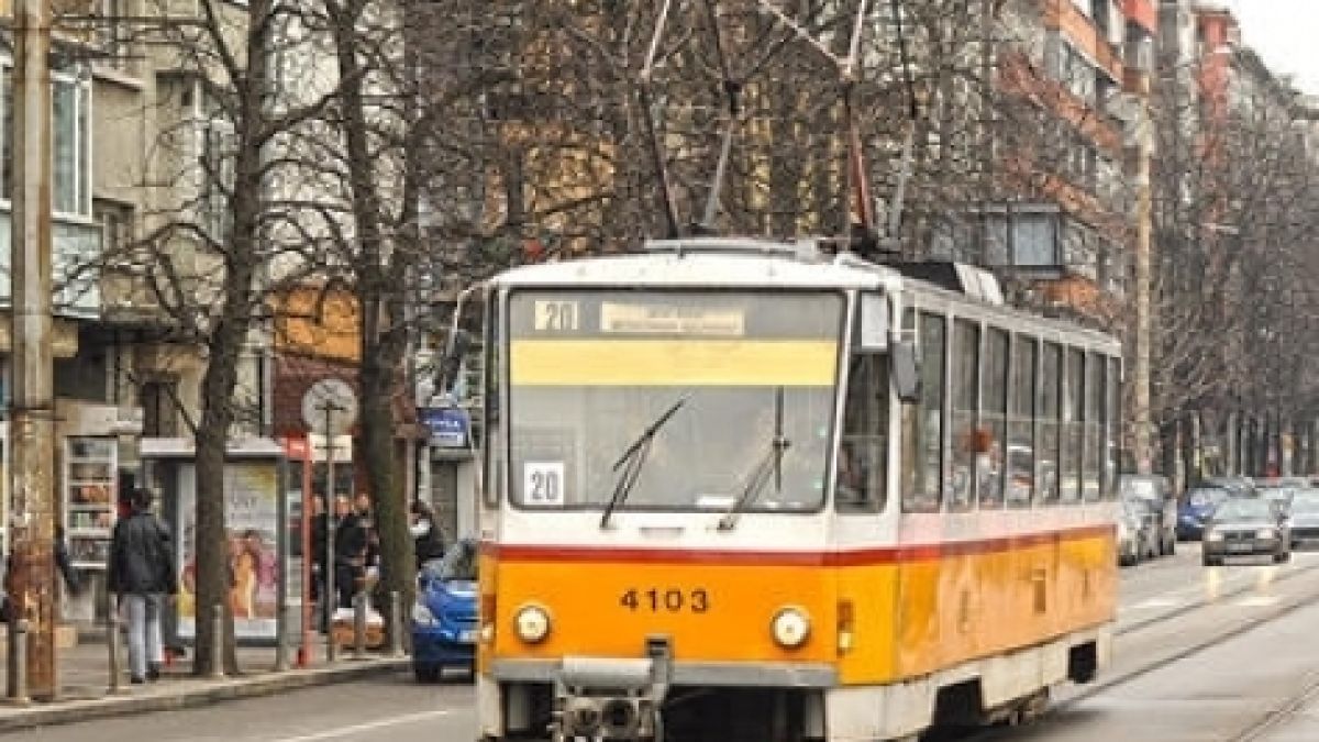 Първо в БЛИЦ: Шок в трамвай 20, всички се чудят и маят защо тази жена е само по... кърпа (СНИМКА)