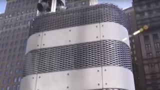 Мистериозни метални кули никнат по улиците на Ню Йорк, никой не знае нищо за тях, властта мълчи (ВИДЕО)