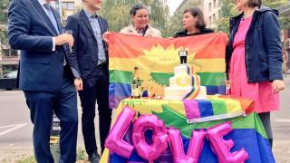 Гей романтика: 56-годишният немски депутат Фолкер Бек се омъжи за млад българин 