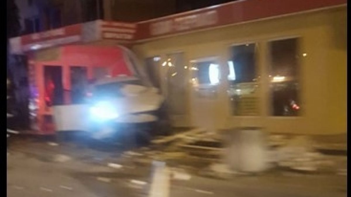 Жестока катастрофа почерни Перник! Кола се вряза в магазин, а друга... (СНИМКИ)