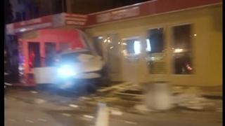 Жестока катастрофа почерни Перник! Кола се вряза в магазин, а друга... (СНИМКИ)