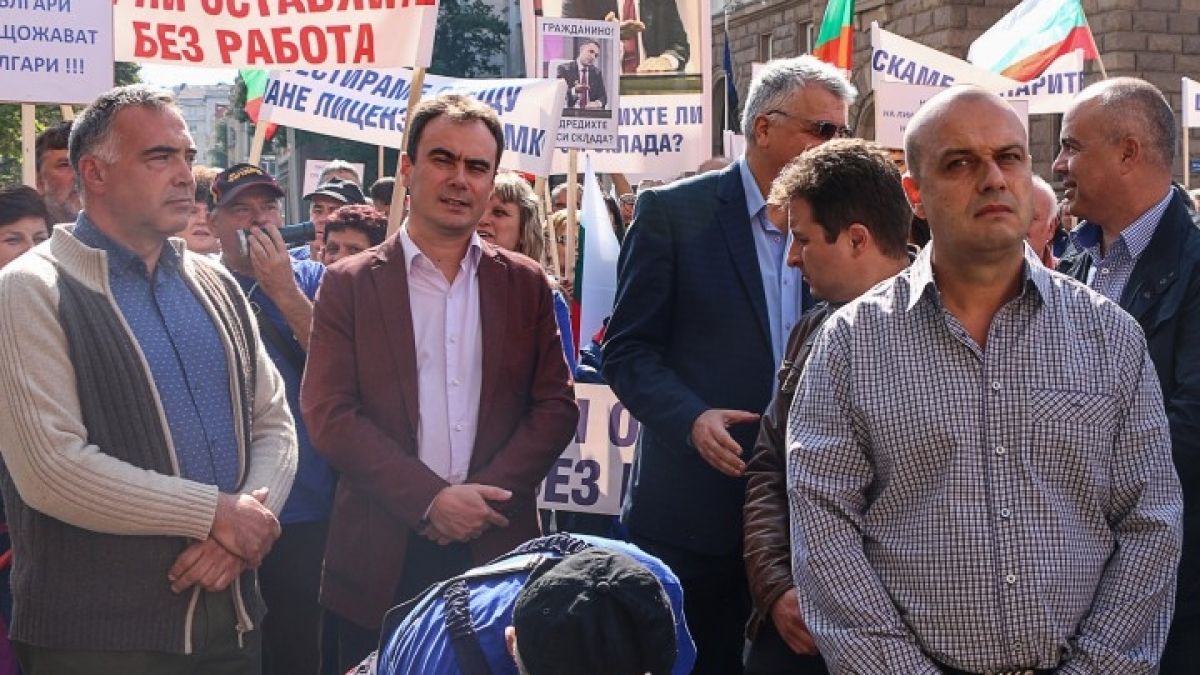 Зависимостите лъснаха. Политици от БСП и АБВ на протеста на работниците на „Емко“