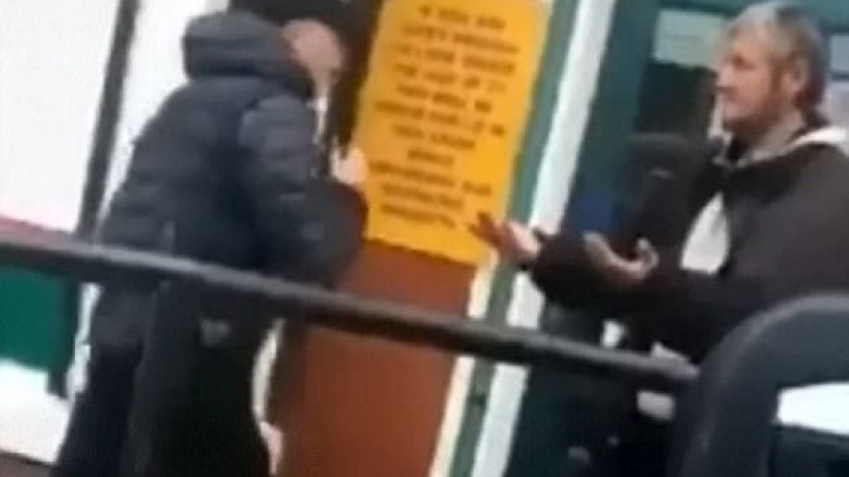 Ужасяващи кадри! Тийнейджър уби само с един удар мъж на улицата (СНИМКИ/ВИДЕО 18+)