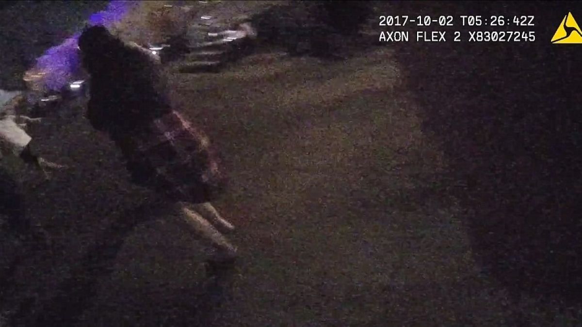 Полицията показа ВИДЕО как спецчастите търсят психопата от Лас Вегас, а той ги наблюдавал с камери (ВИДЕО)