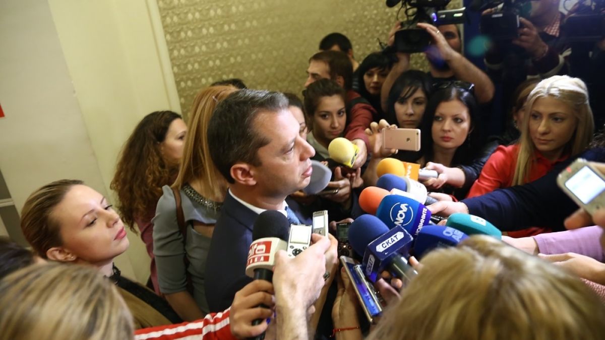 Конституционният съд подхвана оставката на Делян Добрев
