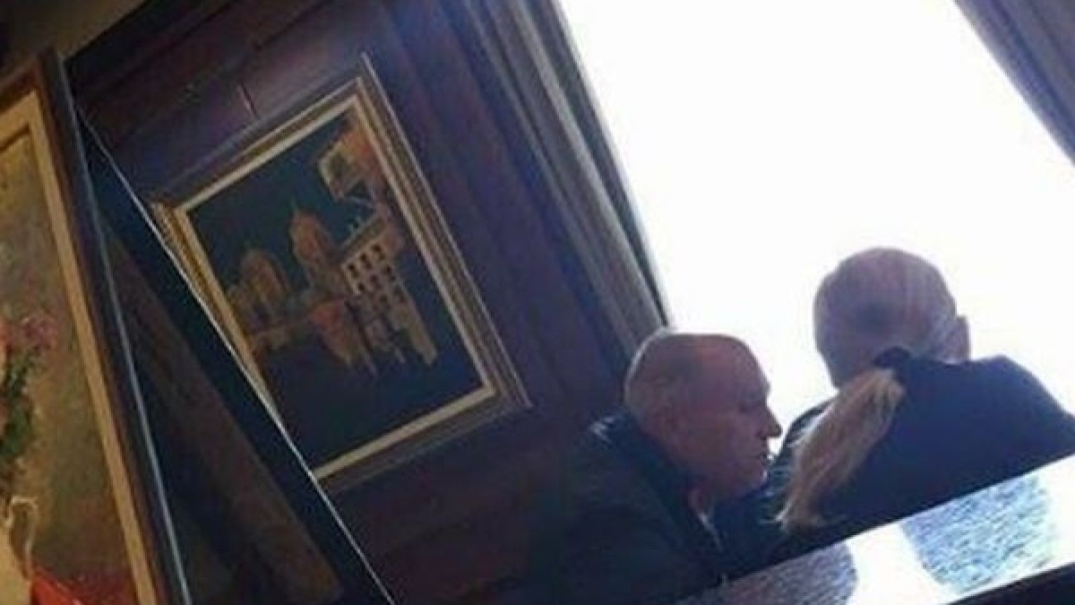 ИЗВЪНРЕДНО В БЛИЦ! ГЪРМИ ЖЕСТОК СКАНДАЛ! Елена Йончева засечена на тайна среща с бизнесмена с "Бентли"-то в скъп хотел (УНИКАЛНИ СНИМКИ)