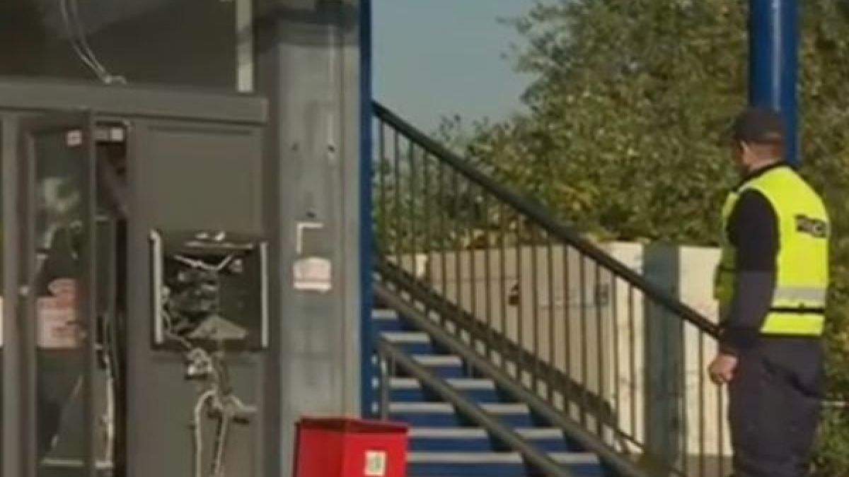 Разбра се колко хиляди са задигнали апашите от банкомата в "Дружба", обирджиите взривили устройството с капсули със сгъстен въздух! 