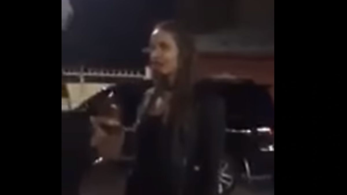 Смела жена предизвика бабаит пред клуб да я удари и после нокаут (ВИДЕО)