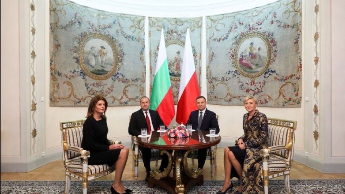 Първата дама блести със стилно облекло в Полша (СНИМКИ)