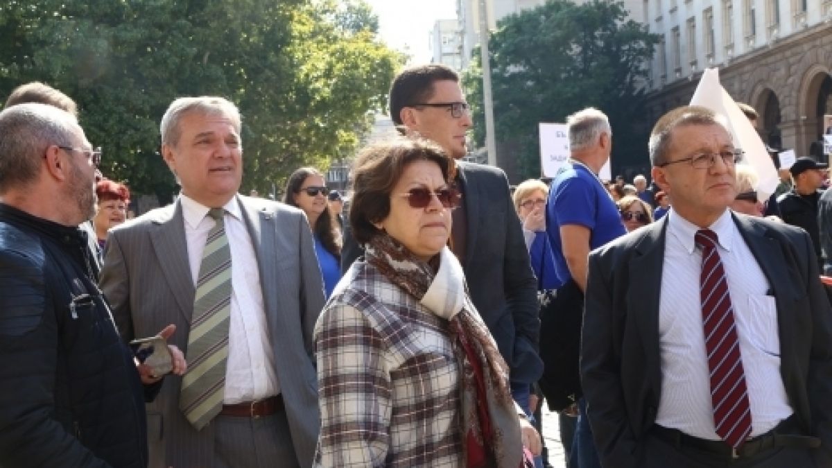 Храненикът на Цветан Василев Бойко Ноев пак изпълзя от политическото бунище на припек в кабеларката Нова тв и  очаквано се издъни