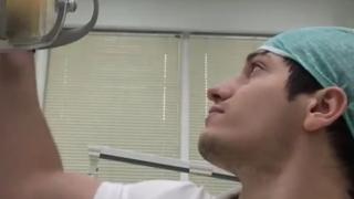 Сръчен зъболекар хвана инструментите и ... сам си извади зъба (ВИДЕО)