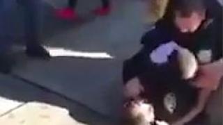 Американски полицай смля от бой крадлив тийнейджър (ВИДЕО)