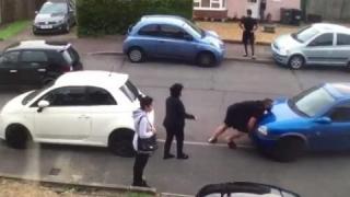 Турският Хълк помогна на леля си, тровена от гадни съседи (ВИДЕО)