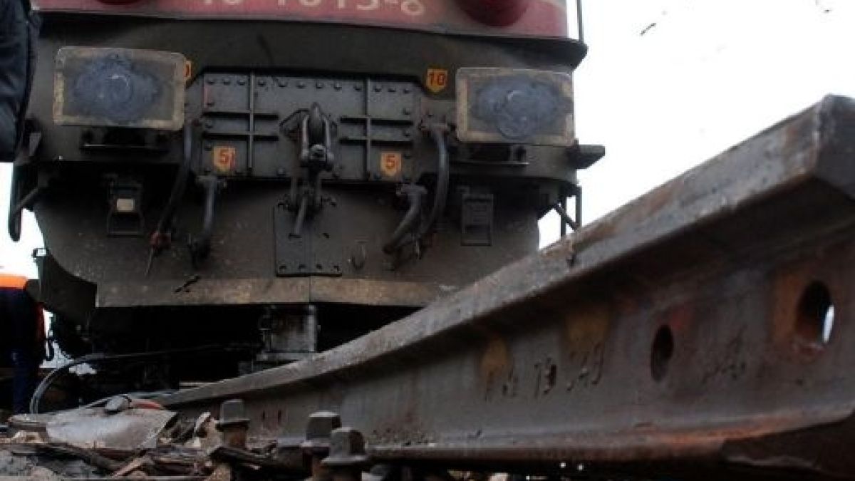 Влак помете млад мъж, седнал по тъмна доба на релсите край Нова Загора 