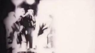 Уникални кадри! Отнасят на носилка останки на извънземни след инцидента в Розуел (ВИДЕО)
