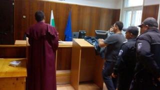 Първо в БЛИЦ: Ето го Пламен Майстора в Карлово, гледат мярката му за неотклонение (СНИМКИ)