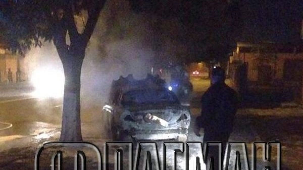 Пламна ягуарът на адвоката на Баневи в Бургас! (СНИМКИ)