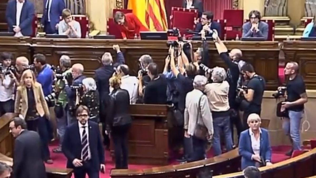 ВИДЕО от каталонския парламент! Цял свят следи думите на Пучдемон със затаен дъх! (СНИМКИ)