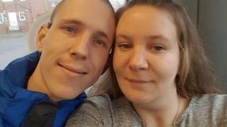 Млад мъж направи зрелищно предложение за брак на приятелката си! Седмици по-късно го откриха мъртъв в хотелска стая (ВИДЕО/СНИМКИ)