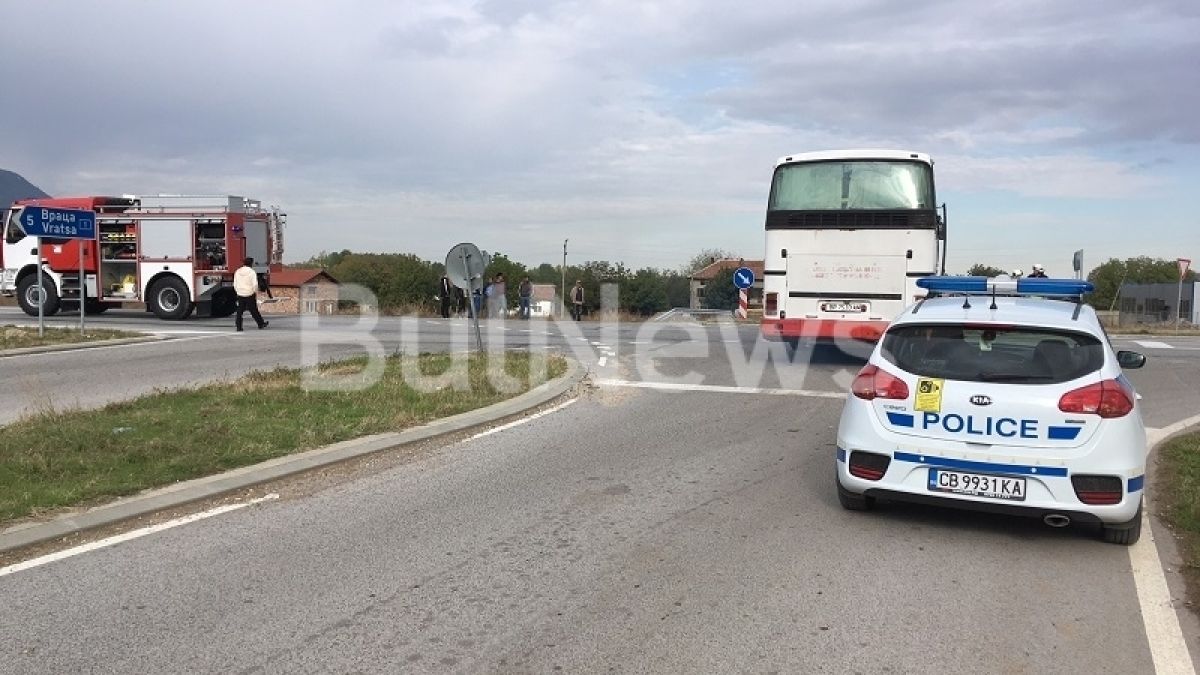 Кошмар край Враца: Автобус помете микробус с 9 пътници (СНИМКИ)
