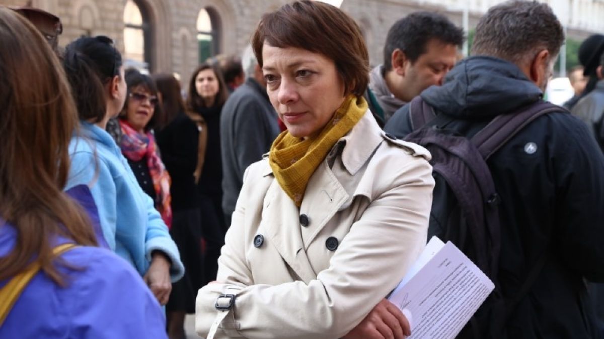 Прокопиева праща полиция и прокуратура срещу журналисти, а след това протестира за свободата им