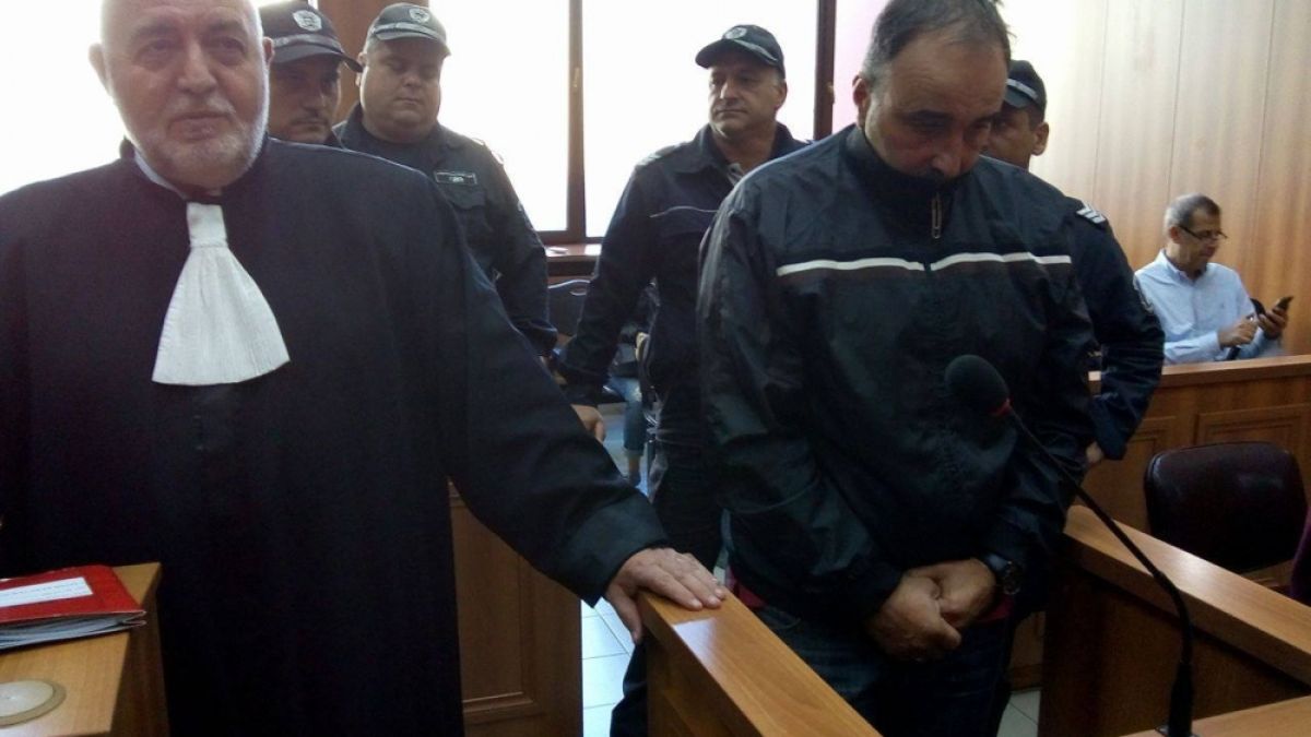 Първо в БЛИЦ! Корумпираният полицейски шеф в Пловдив закован с видеозапис как взима подкуп пред районното 