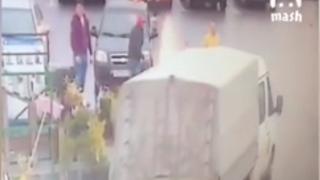 Суетен мъж закла фризьор, не си хареса прическата (ВИДЕО 18+)