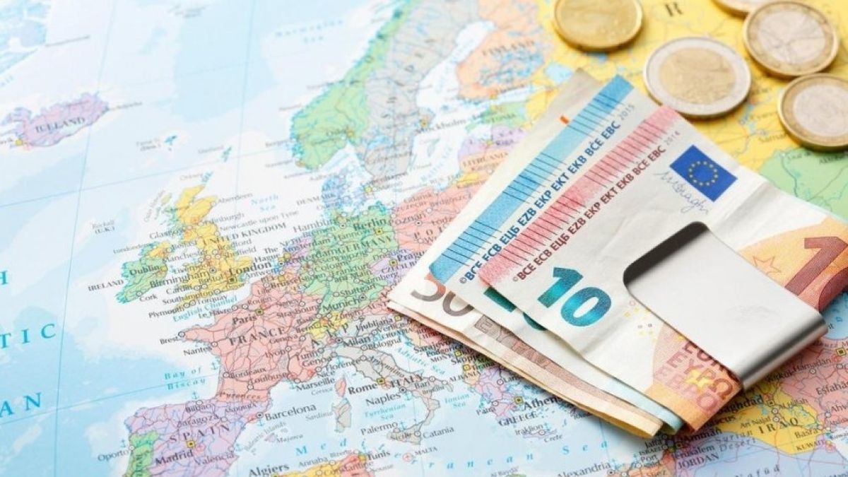 Икономисти: Кешът в цял свят е за 5 200 милиарда долара