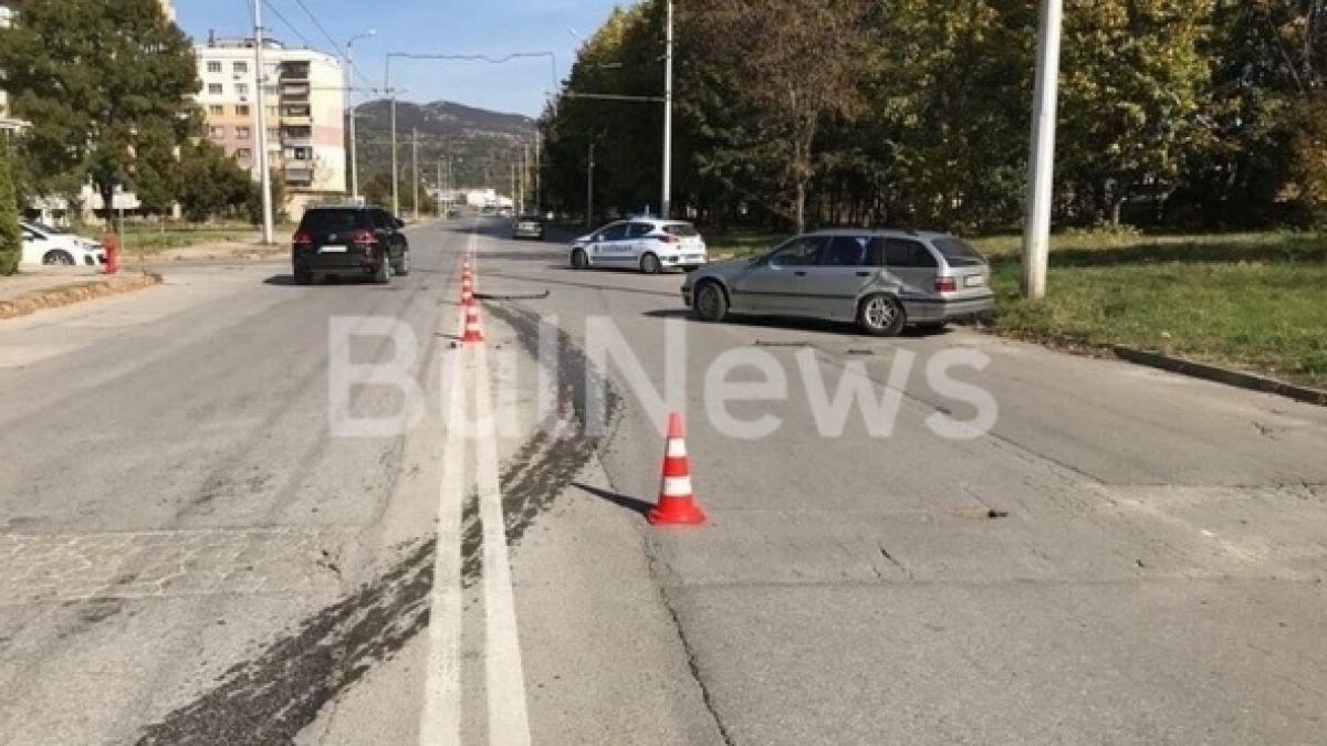 От последните минути: Зверска катастрофа между БМВ и Ауди, има ранени!