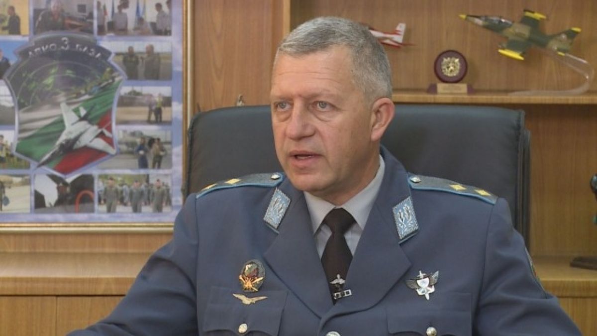 Висш наш генерал хвърли бомба: Пилотите от бойната авиация се чувстват пренебрегнати, обидени, разочаровани и гледат навън (ВИДЕО)