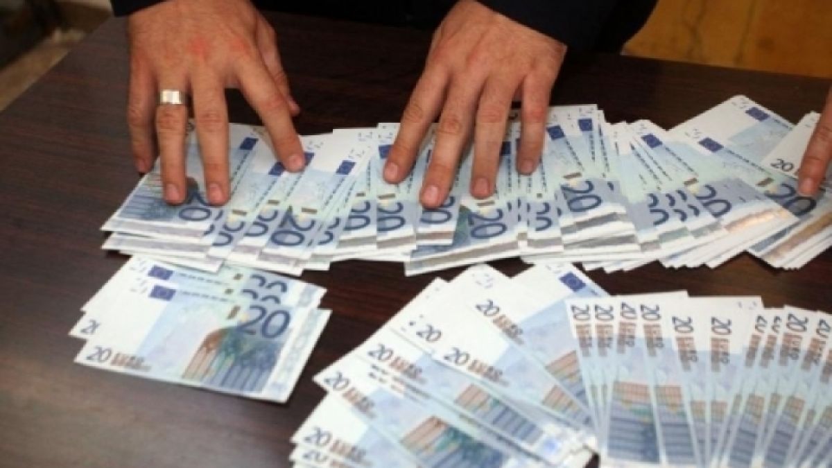 Спипаха 16-годишен келеш с куп фалшиви евробанкноти в Пловдив 