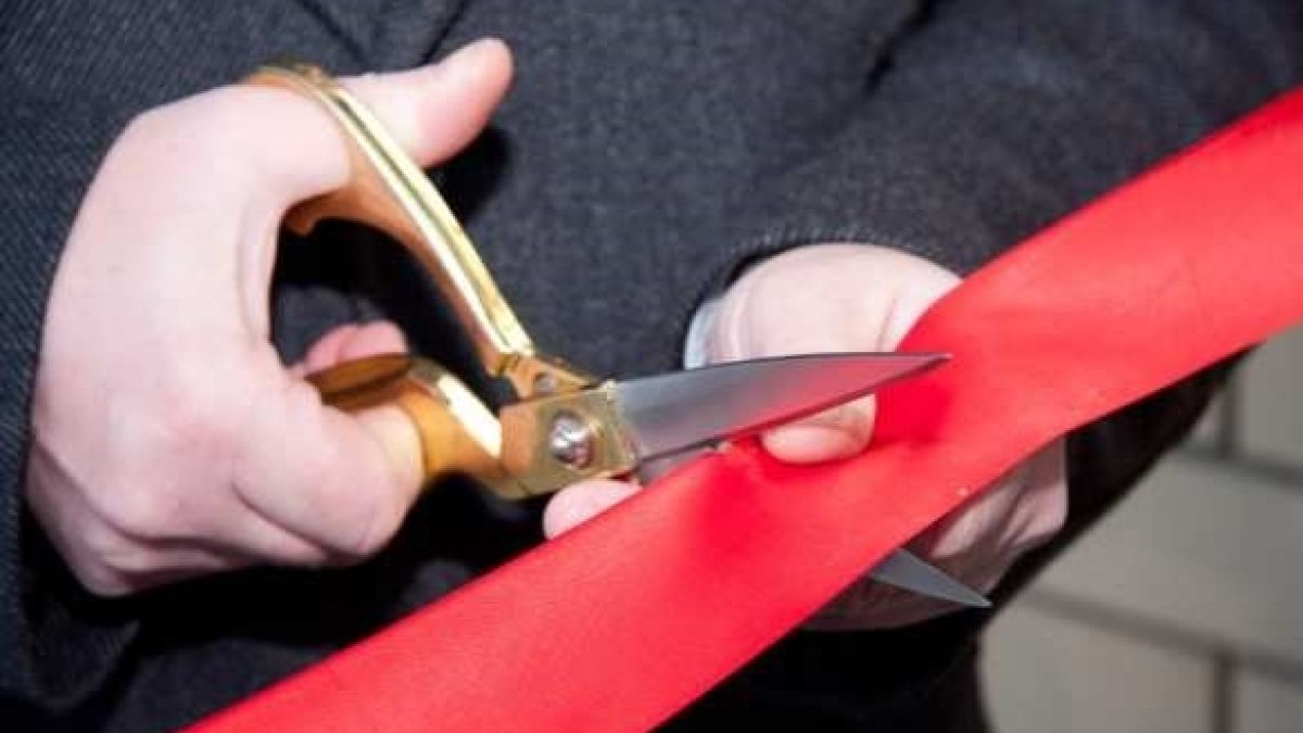 Европейска Украйна: В Старобелск прерязаха тържествено лентичката на капак на канализация (СНИМКИ)