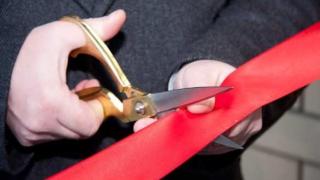 Европейска Украйна: В Старобелск прерязаха тържествено лентичката на капак на канализация (СНИМКИ)