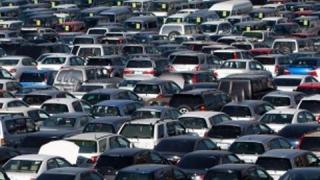 Много тъжно: 1500 чисто нови коли гният на полето (ВИДЕО)