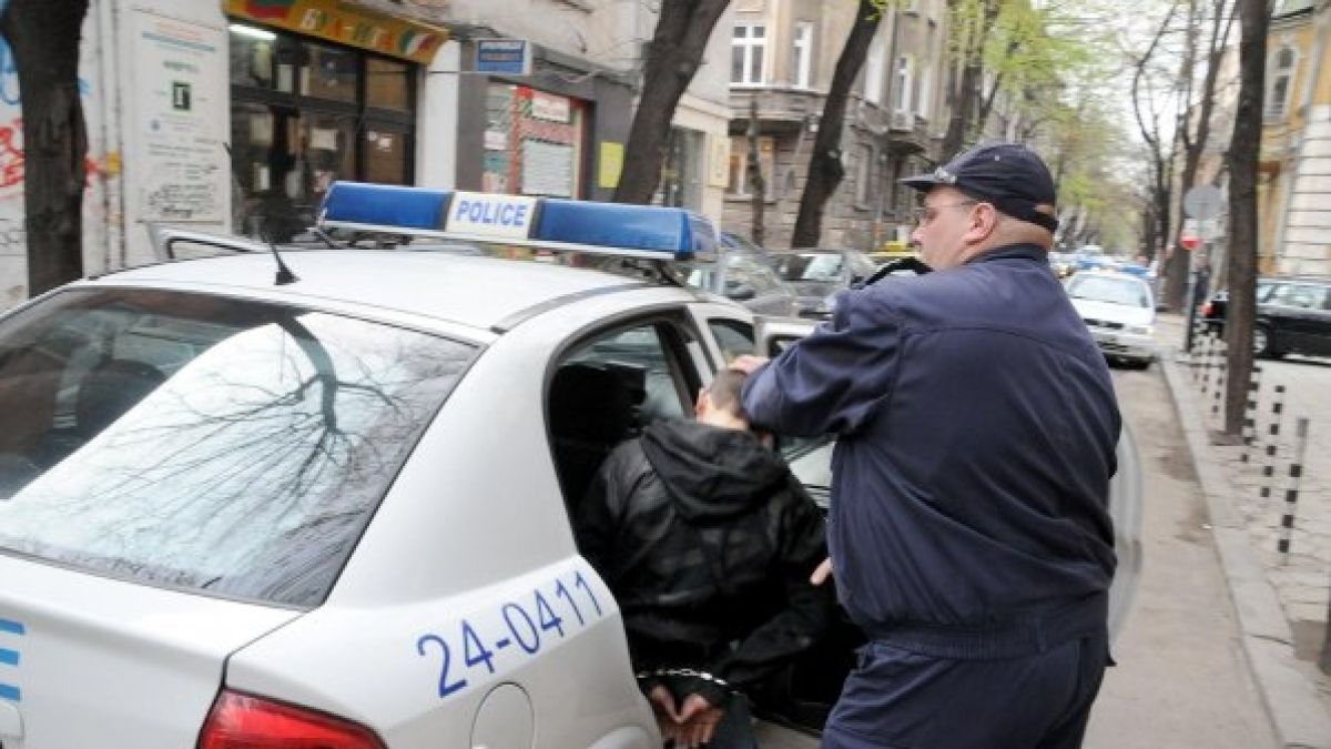 Психично болен скочи на полицаи с брадва, минути по-късно се случи голяма трагедия